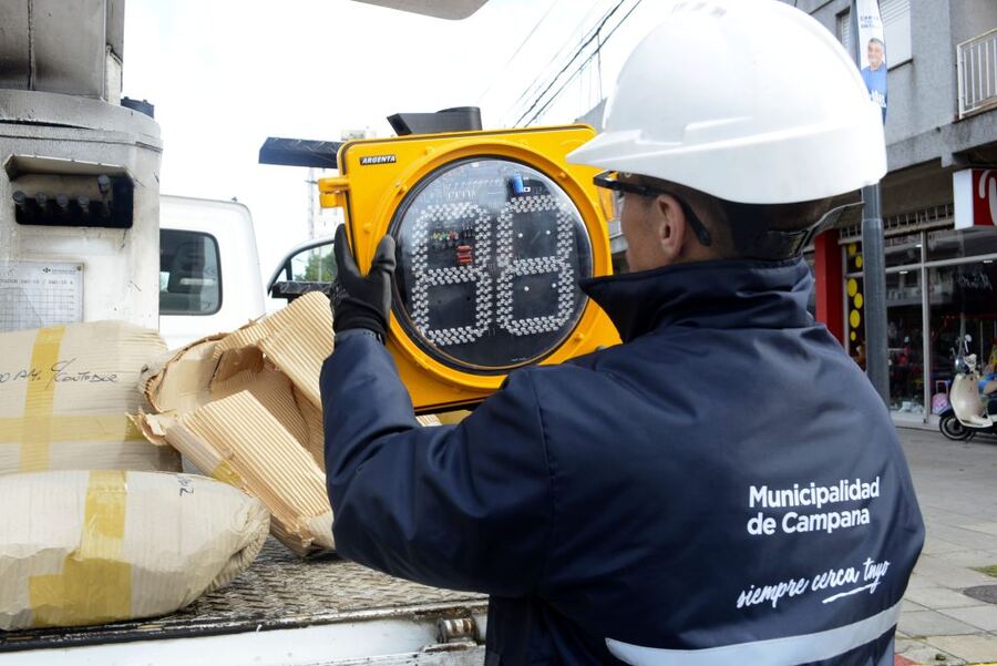 Campana: Continúa la renovación de la avenida Mitre con la colocación de nuevos temporizadores