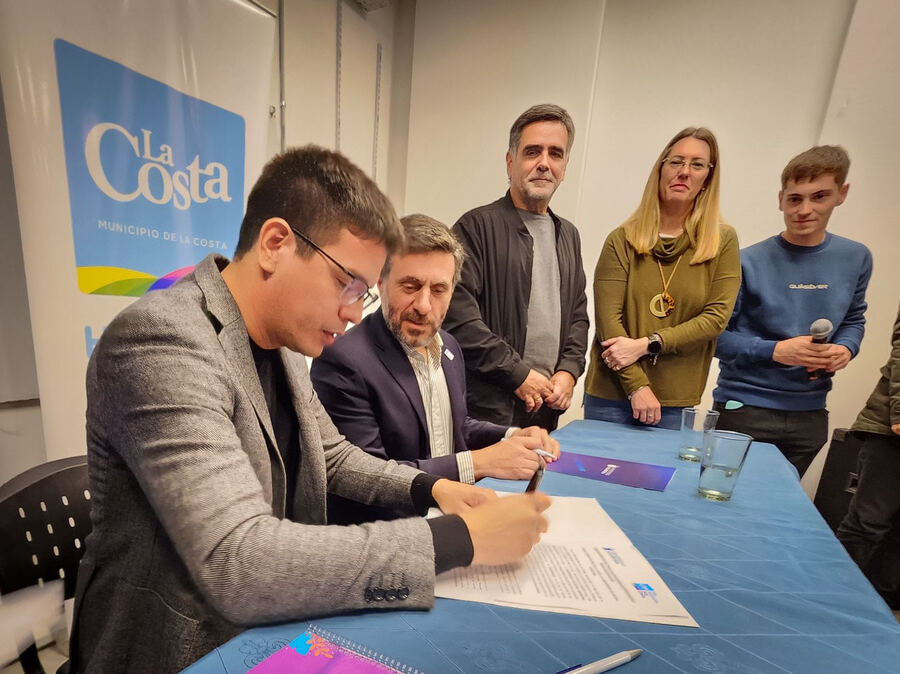 La Costa: El municipio renovó el convenio con la UAA y se entregaron becas a estudiantes de nivel superior