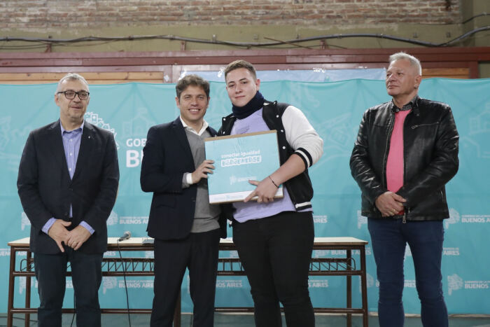 San Isidro: Kicillof entregó computadoras a alumnos y alumnas de secundaria
