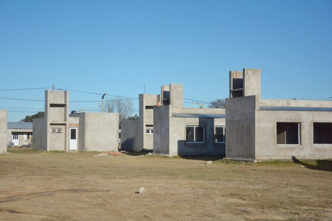 Carlos Tejedor: Siguen los trabajos para la construcción de 57 viviendas