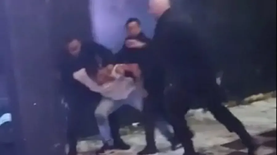 Necochea: Detuvieron a 3 patovicas por haber golpeado a un hombre y su hijo.
