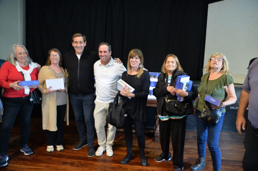 La Plata: El Municipio entregó nuevas tablets a jubilados y son más de 5 mil los beneficiados