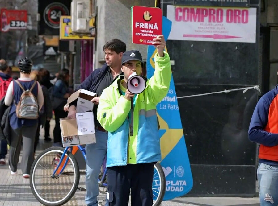 La Plata: La nueva campaña de concientización que sorprendió a conductores y peatones