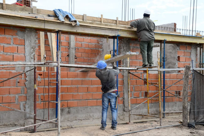 San Cayetano: La provincia ejecuta obras hidráulicas y de arquitectura
