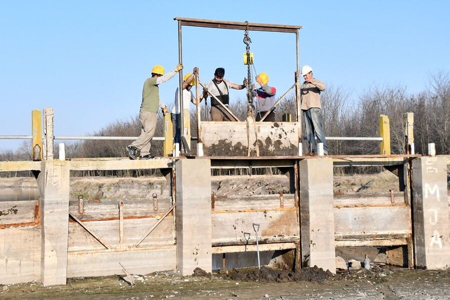 Lobos: Comenzaron los trabajos en la compuerta de la Laguna de Lobos