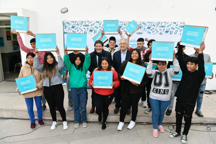 La Plata: Alak y Sileoni entregaron 42 netbooks a estudiantes secundarios