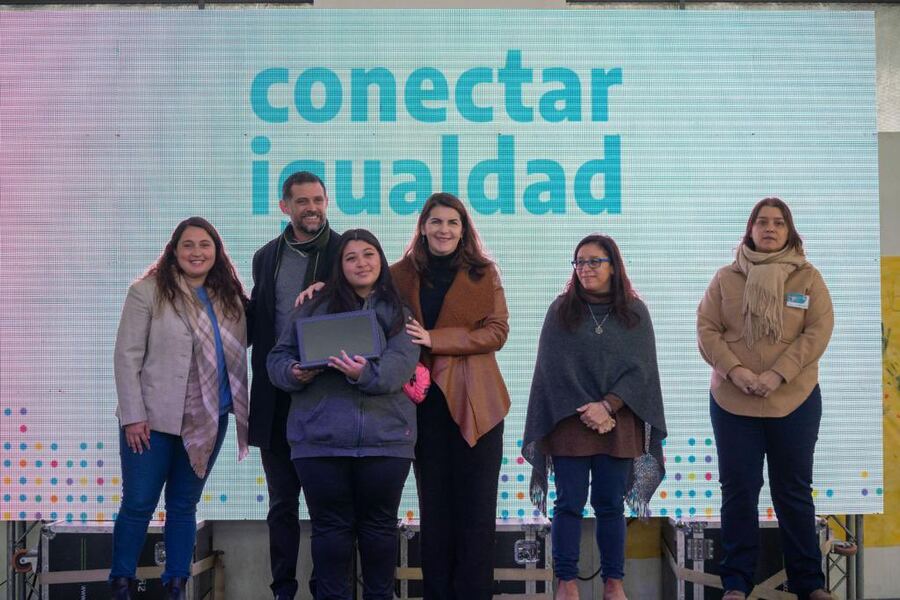 Moreno: Entregan 416 netbooks a estudiantes de escuelas secundarias