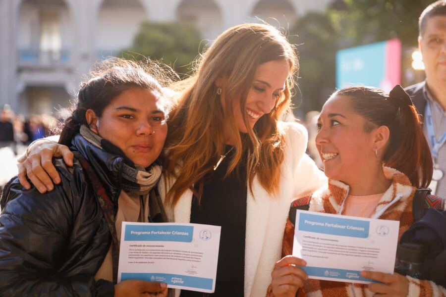 Tolosa Paz lanzó el programa "Fortalecer Crianzas" destinado a cocineras y voluntarios