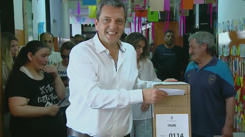 Sergio Massa votó en Tigre acompañado por Malena Galmarini