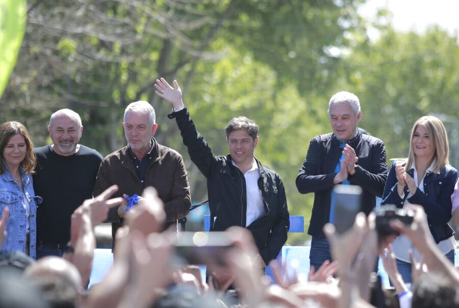 Kicillof en la caravana de Berisso: “Las elecciones se ganan con el pueblo y para el pueblo”