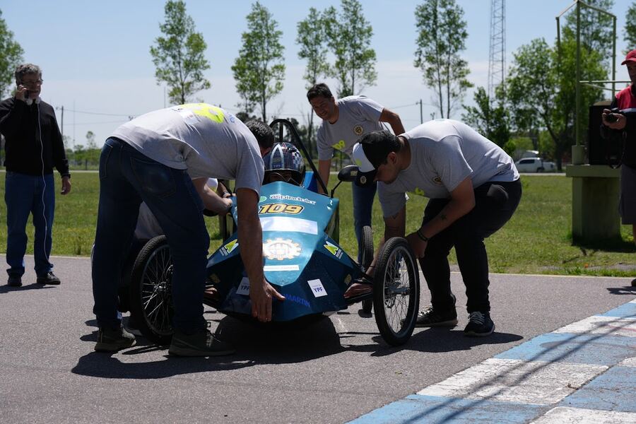 Mercedes: Alumnos de la Escuela Técnica presentaron el primer auto eléctrico