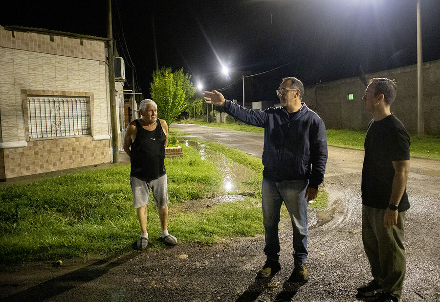 Azul: El Intendente Sombra recorrió la localidad para verificar las consecuencias de la tormenta