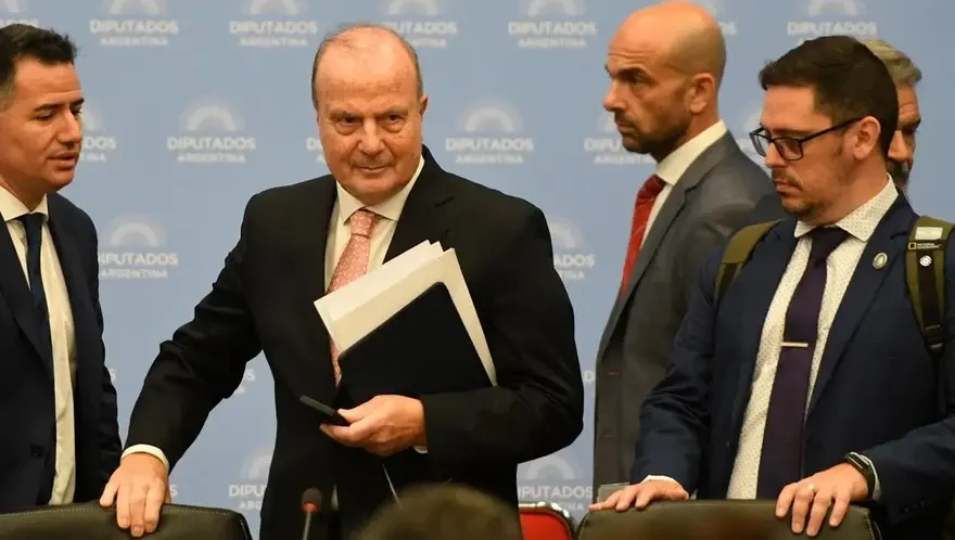 Javier Milei echó al ministro de Infraestructura Guillermo Ferraro