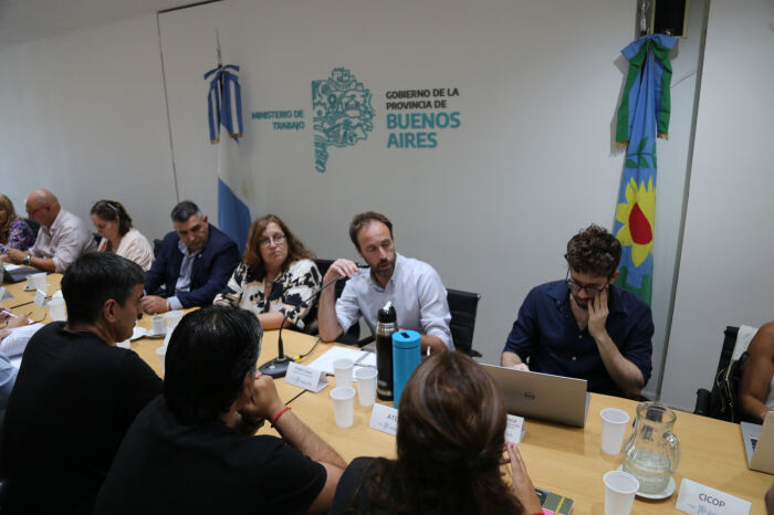 La Provincia acordó con docentes y estatales un aumento del 20% en febrero