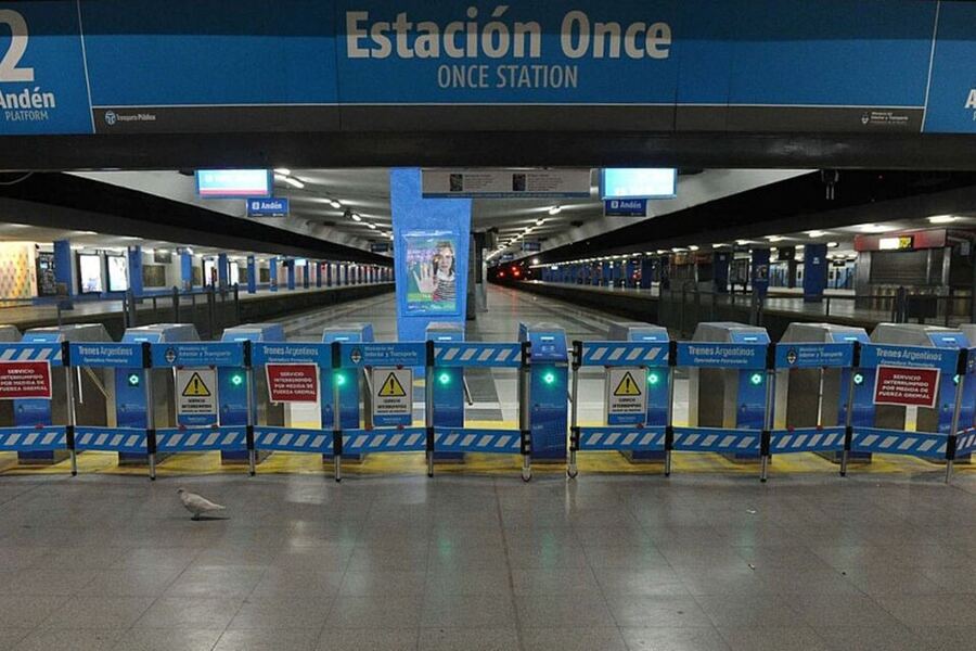 Rige el paro de trenes y hay largas filas en las paradas de colectivos