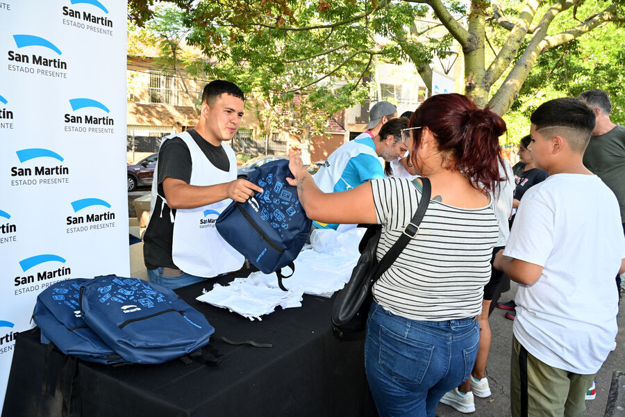 San Martín: Entregaron kits escolares a los chicos que empezaron 1° grado