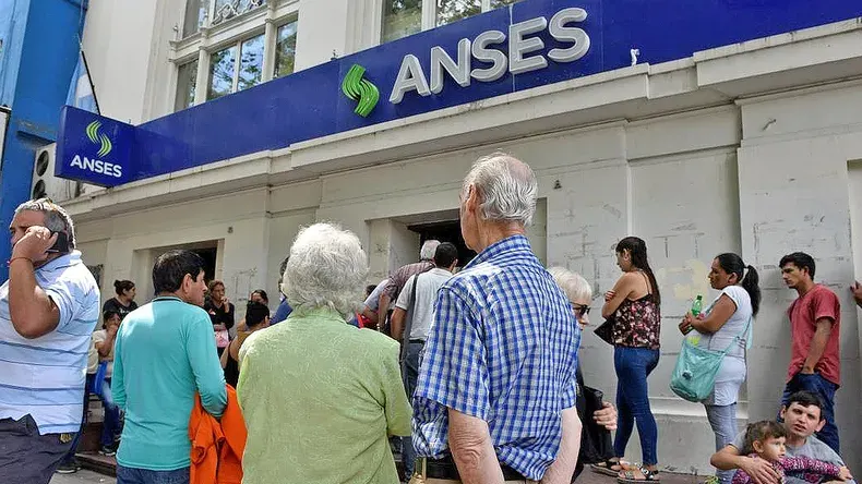Las jubilaciones de abril se pagarán en dos tramos