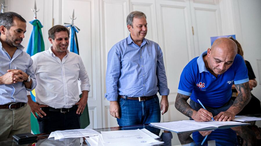 Almirante Brown: Pasan a planta permanente y transitoria a más de 40 empleados municipales