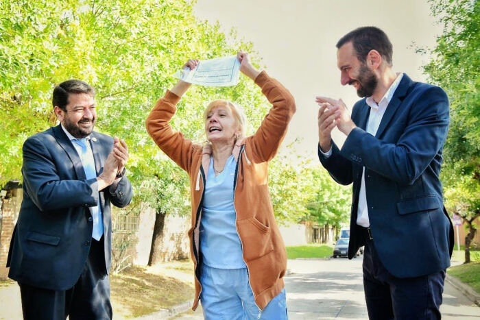 Hurlingham: La Provincia entregó 207 escrituras sociales a familias del distrito