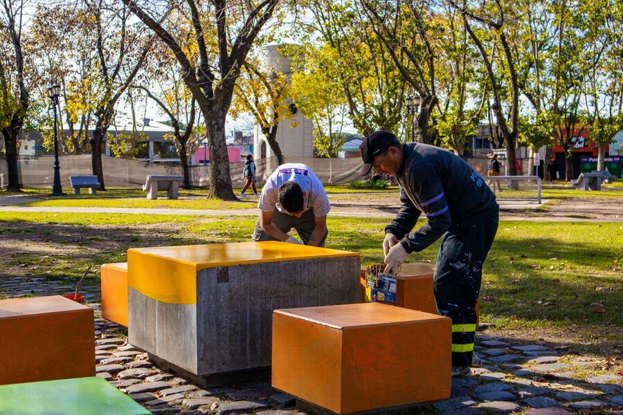 Campana: Concretan nuevas mejoras en la plaza Italia