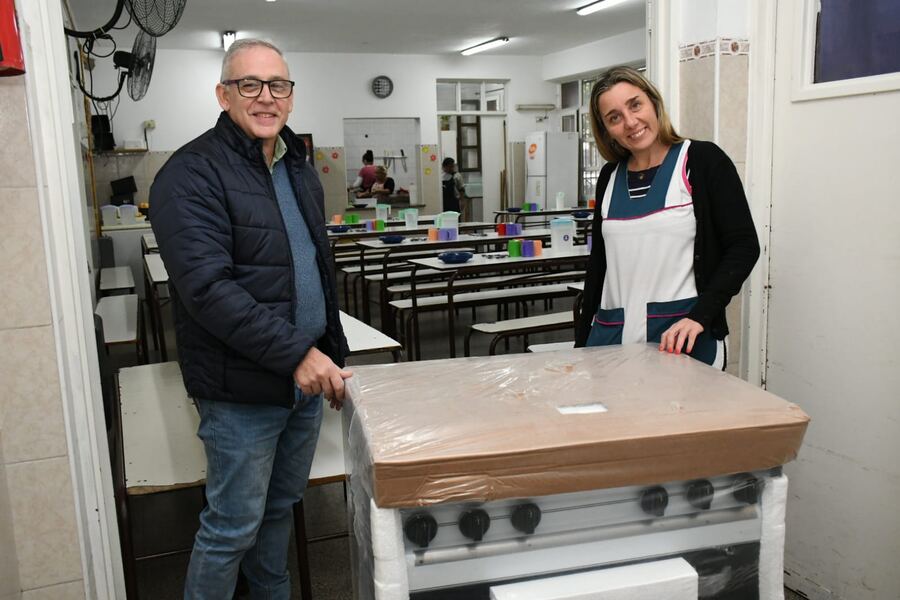 Morón: El municipio entregó equipamiento a 40 escuelas públicas