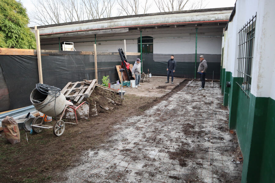 La Provincia entregó equipamiento para comedores escolares en Puan y Saavedra