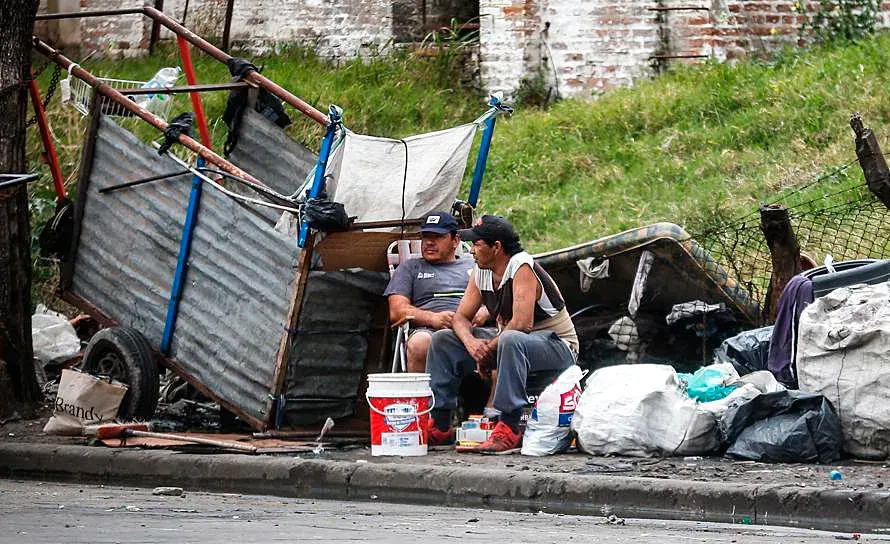 Un informe de la UCA muestra que la pobreza trepó al 55% y la indigencia al 17,5%
