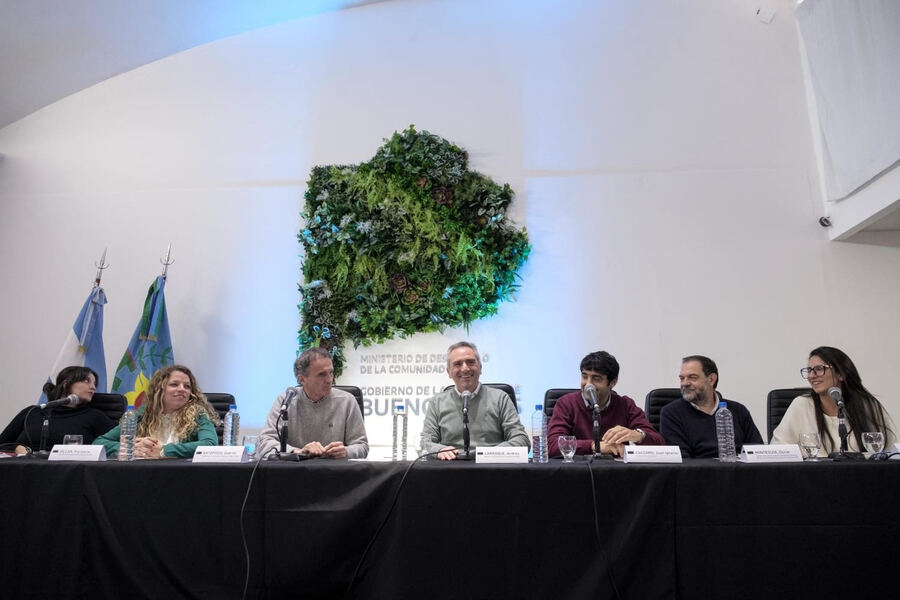 La Provincia entregó viviendas, escrituras y netbooks en Rauch