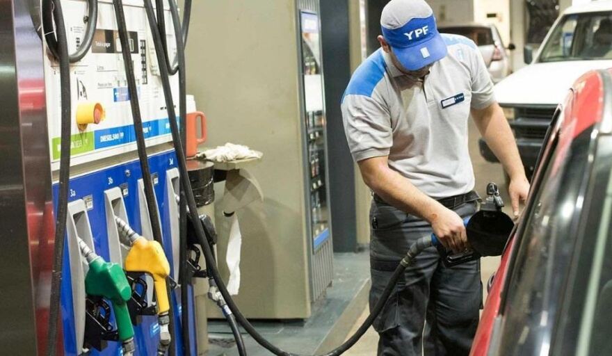 A partir del lunes baja un 3% el precio de los combustibles