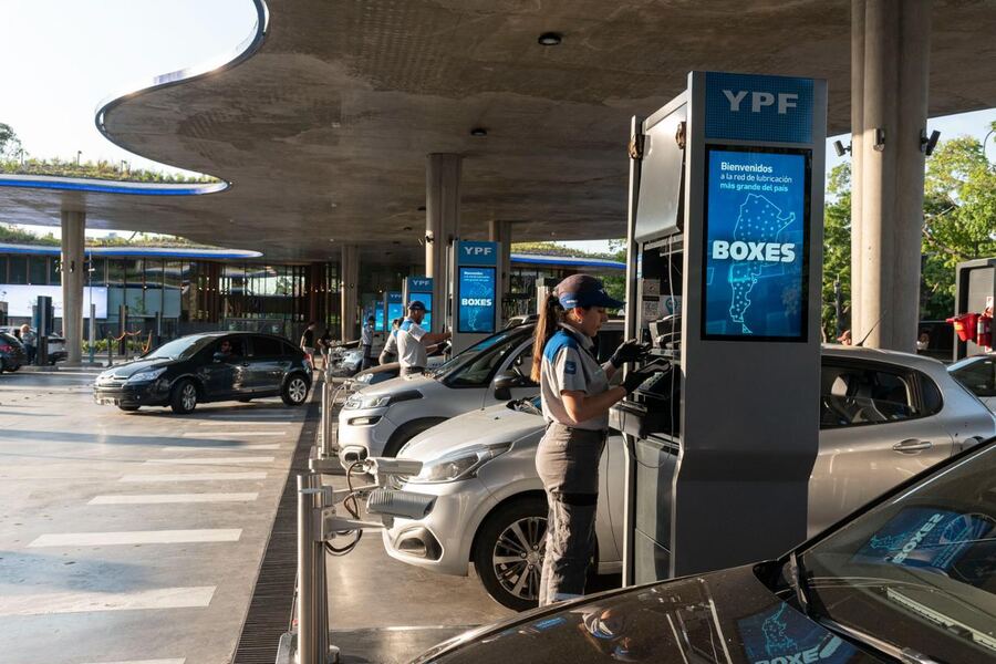Desde este martes baja el precio de los combustibles en YPF