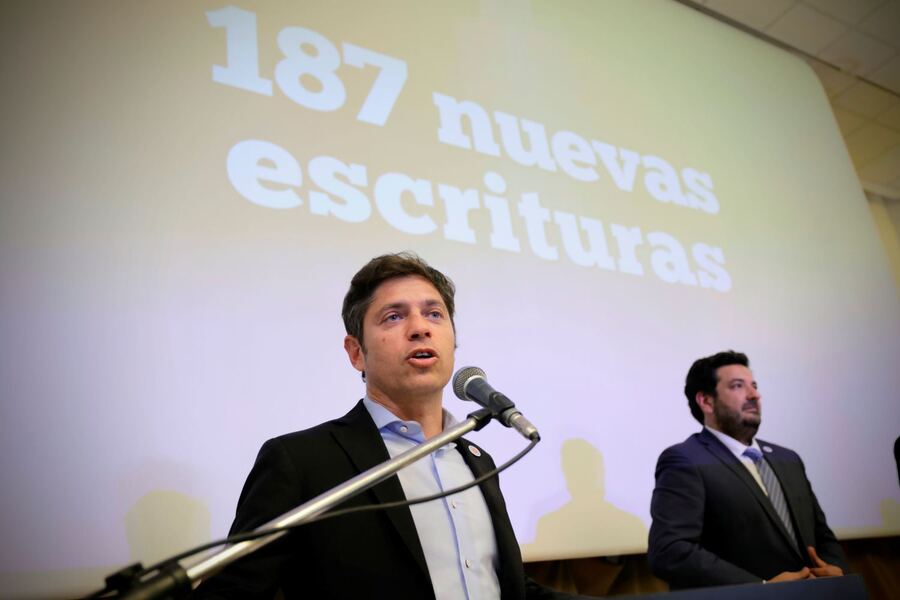 La Provincia entregó viviendas, escrituras y netbooks en Rauch
