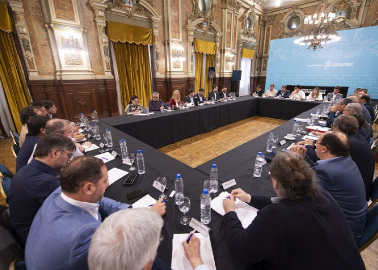 Axel Kicillof se reunió con el Foro de Intendentes Radicales