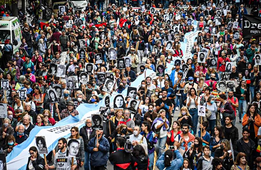 Día de la Memoria: Masiva movilización a Plaza de Mayo en un clima de fuerte tensión política