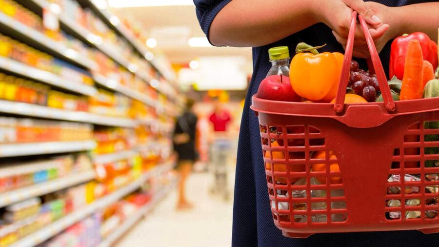La canasta básica volvió a subir y una familia necesitó $62.958 mensuales en abril para no ser pobre