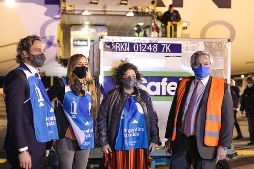 Fernández recibió en Ezeiza 900.000 vacunas