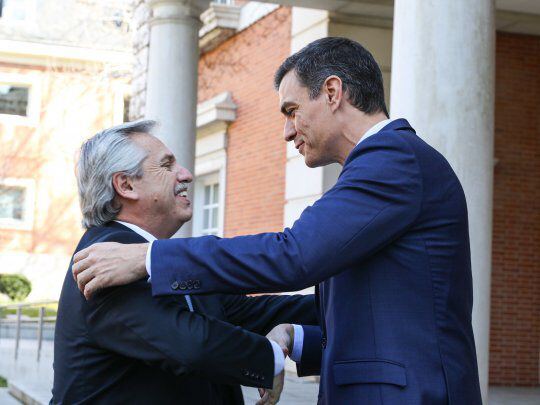 Tras la llegada de 400 mil dosis: Alberto Fernández y Pedro Sánchez destacaron la “hermandad” de Argentina y España