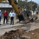 Gay recorrió la obra de red de desagües cloacales en Villa Gloria