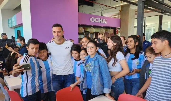 Pequeños salvadoreños al ritmo de "Muchachos" para Scaloni
