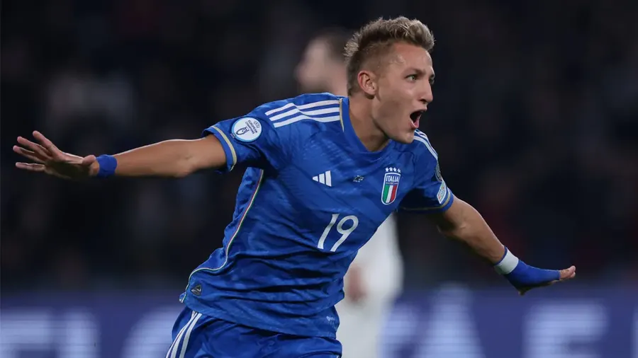 Mateo Retegui convirtió un gol en la caída de Italia ante Inglaterra por las Eliminatorias para la Eurocopa