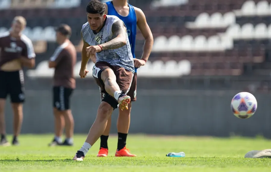 Alexis Sabella se entrenó a la par en Platense
