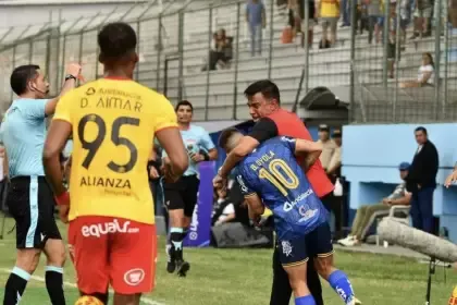 Aucas despidió a su entrenador por golpear a dos jugadores argentinos
