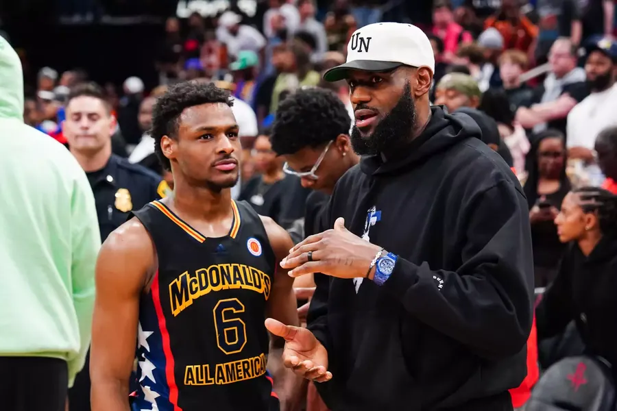 El hijo de LeBron James sufrió un paro cardíaco: está fuera de peligro