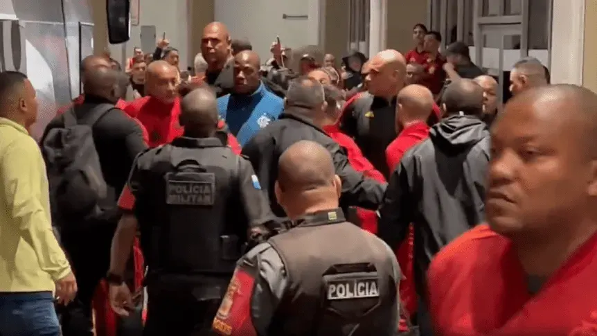 La barra brava de Flamengo fue a buscar a los jugadores al aeropuerto
