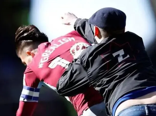 El hincha que golpeó a Jack Grealish y estuvo preso fue encontrado muerto en un sillón de su casa