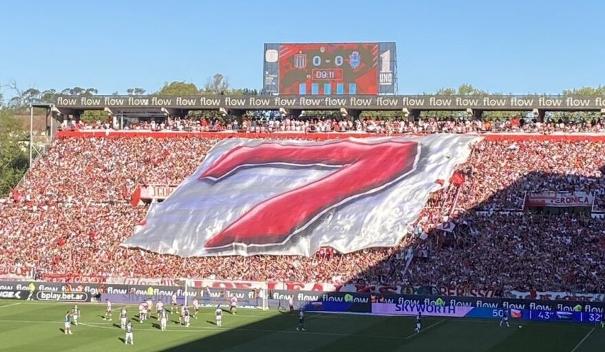 Hay polémica por una posible sanción contra Estudiantes por el uso de una bandera que recordaba el 7 a 0