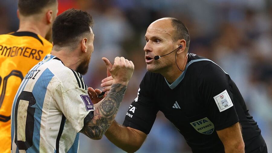 El árbitro que dirigió Argentina-Países Bajos en el Mundial apuntó contra Lionel Messi: "Se portó muy mal"