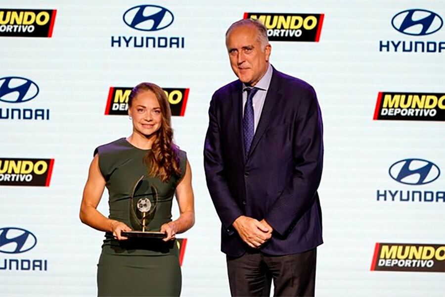 Estefanía Banini fue premiada en la Gala Femenina del Fútbol Europeo