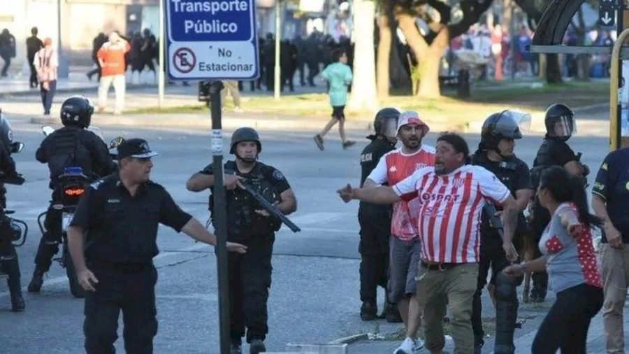 La Policía de Santa Fe reprimió a los hinchas de Unión tras el empate ante Lanús