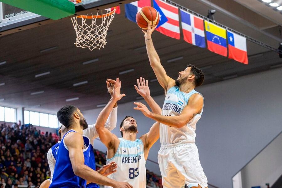 Con susto, la Selección de básquet se metió en las semifinales