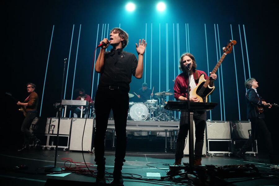 Phoenix lanzó una nueva versión de ‘Artefact’ junto a León Larregui